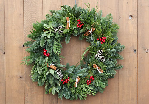 holiday_wreath_cinnamon1_pinecones_500x350_win_5L9A7600