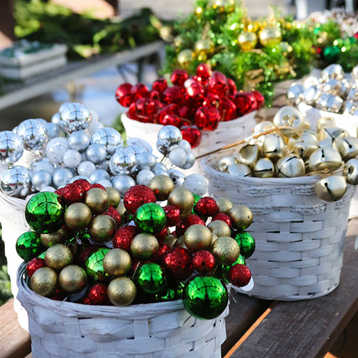 holidayDIYWreath_ornamentBundles_5L9A3211